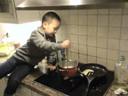 Ik help mamma even met pannenkoeken bakken